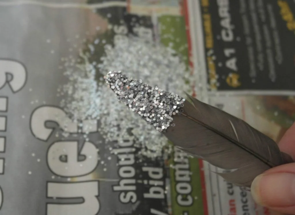 Do your children collect feathers from a day out? Here is a clever use for them