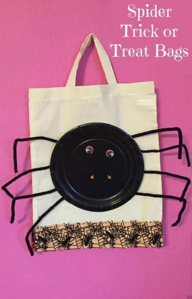 A simple paper plate craft for halloween. A spider craft to create a halloween trick or treat bag.