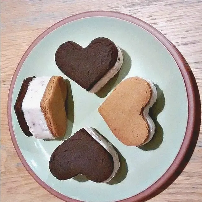 heart shaped frozen yoghurt sandwiches - cake dessert and biscuit recipes
