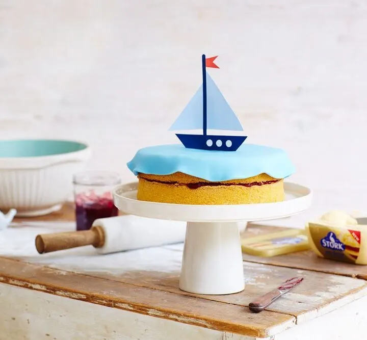 Make a special boat cake for your child's birthday