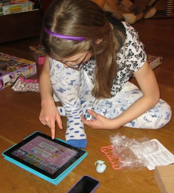 Playing with the LPS Littlest Pet Shop App