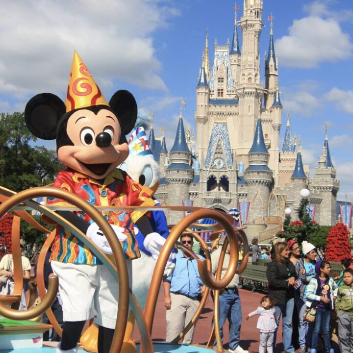 Walt Disney World in Florida is a heaven for families around the world. Spring and Summer are around the corner. Today I would like to share the ultimate Walt Disney World guide to help you plan the best family holiday that fit your budget.