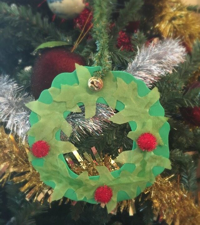 A lovely homemade Christmas tree decoration and simple wreath craft that is really simple to do, and adds a great little touch to your Christmas tree. A simple Christmas idea for the kids.