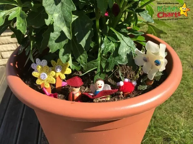 The is a simple fairy garden to make - but so much fun - my kids love simple garden crafts like this, perfect for any time of year - as long as it isn't raining!