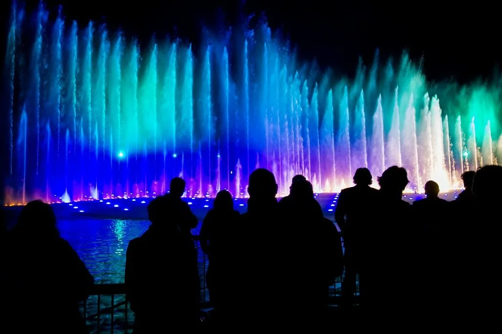 A pcture of the beautiful Aquanura fountain display in the nightime at Efteling