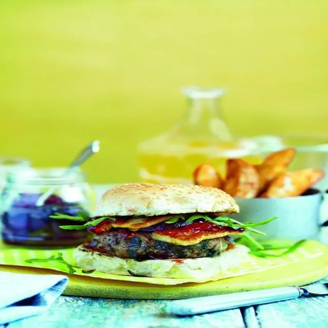 Delicious and easy recipe for Lamb Burger with beetroot and halloumi. Fantastic for the summer, whatever the weather! Impress your friends.
