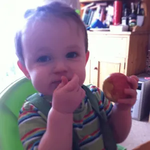Silent reflux in babies: Eli now happy with an apple