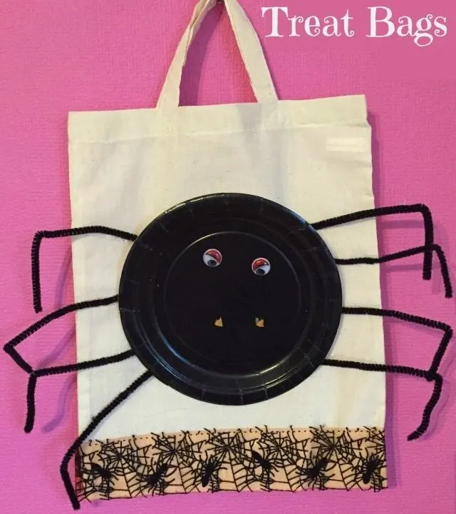 A simple paper plate craft for halloween. A spider craft to create a halloween trick or treat bag.